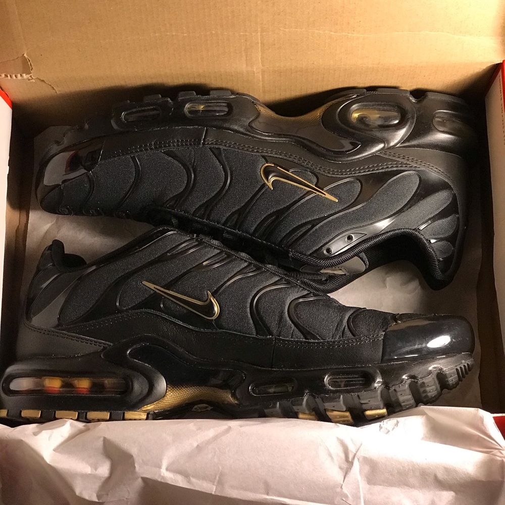 AIR MAX PLUS (BLACK & GOLD)  ⚫️🔶